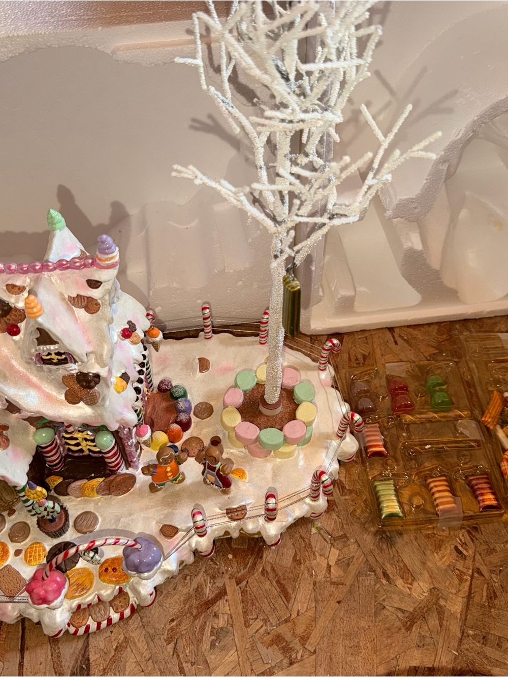 Costco Pastel GINGERBREAD HOUSE W/ CANDY ORNAMENTS TREE Lighted Christmas Decor - Picture 2 of 14